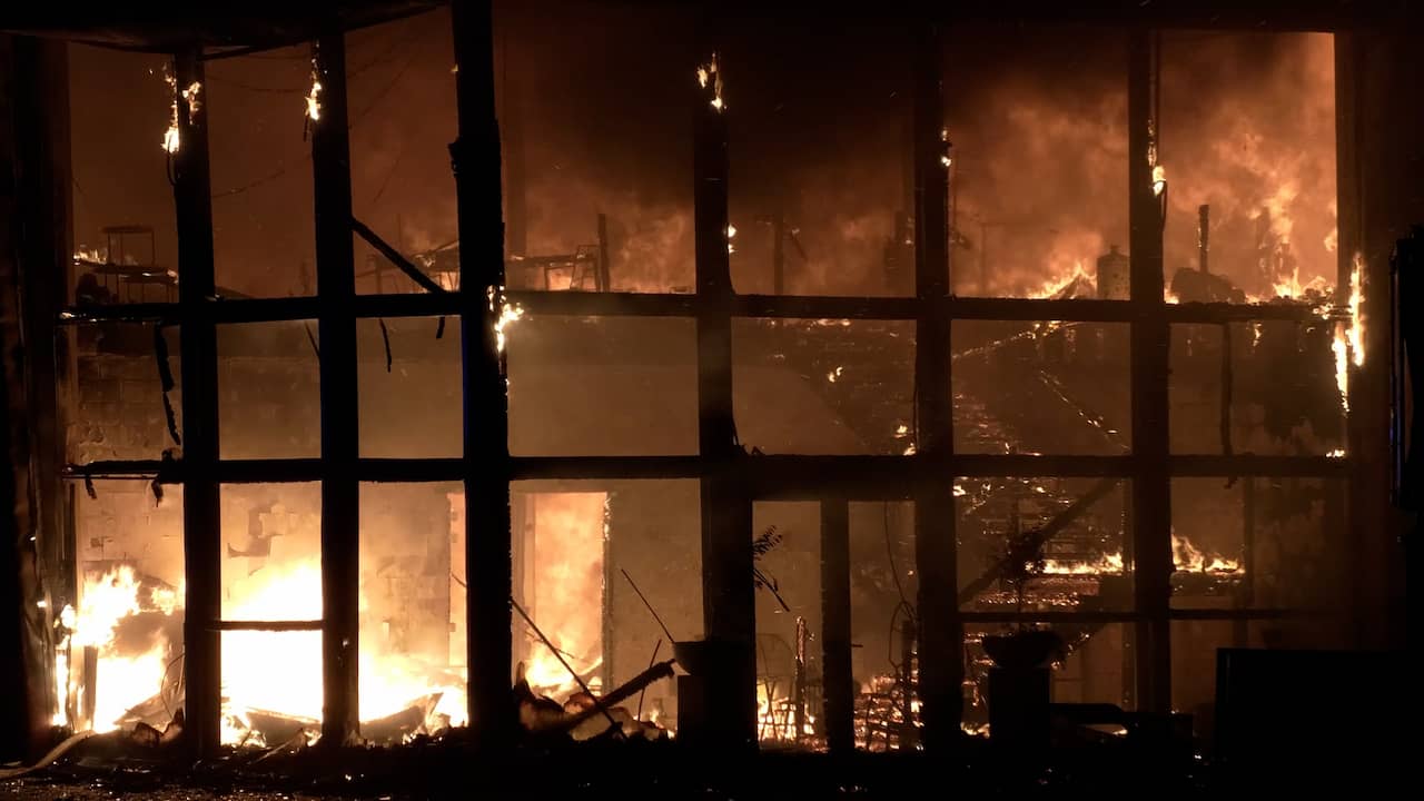 Video | Hevige brand verwoest interieurwinkel in Overijssel