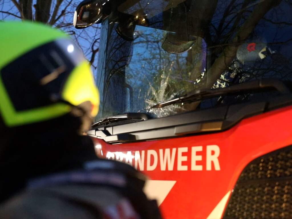 Verwarde man getaserd na bekogelen brandweerauto tijdens brand