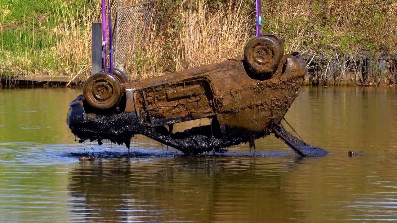 Video | Auto wordt ondersteboven uit water getakeld in Dronten