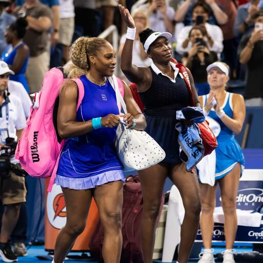 Serena en Venus Williams verliezen nipt bij 'bijzondere' comeback in dubbelspel