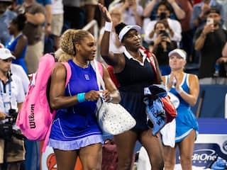 Serena en Venus Williams verliezen nipt bij 'bijzondere' comeback in dubbelspel