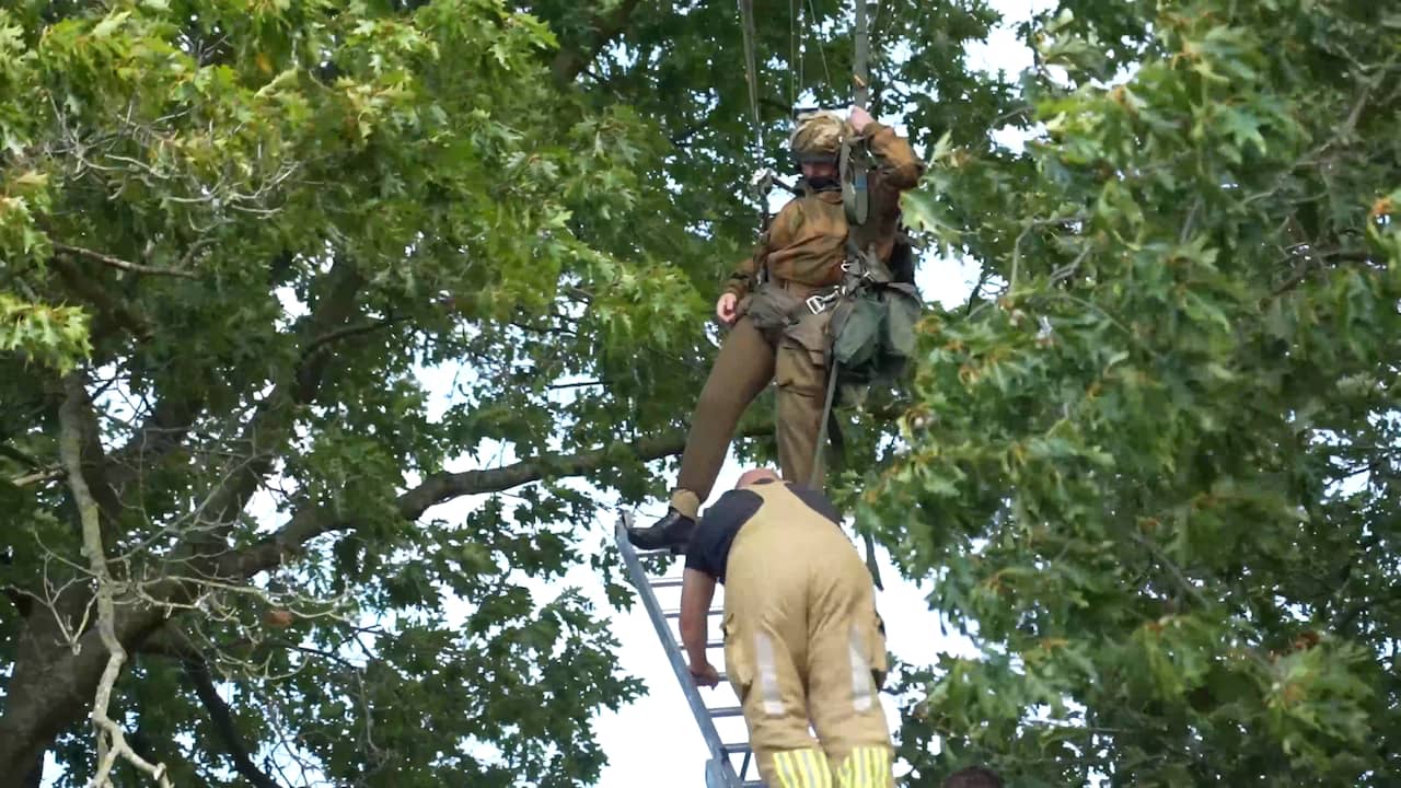 Video | Vastzittende parachutist in boom in Renkum gered door brandweer