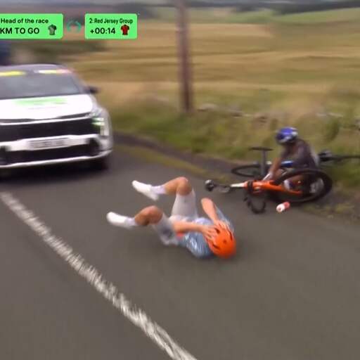 Illustratie bij: Video | Volgauto kan wielrenners net ontwijken in Ronde van Groot-Brittannië
