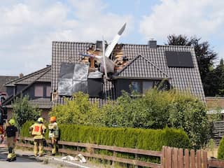 Vliegtuigje stort neer en eindigt in huis bij Bremen, zeker één dode