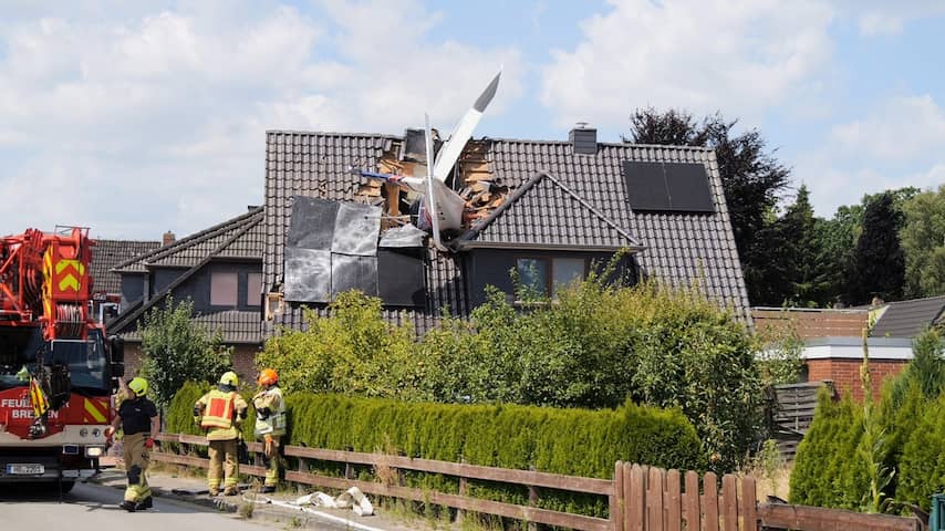Vliegtuigje stort neer en eindigt in huis bij Bremen, zeker één dode
