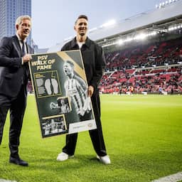In beeld | Clubicoon Luuk de Jong krijgt eretegel bij afscheid van PSV