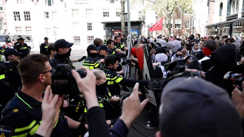 ME grijpt in bij bezetting van Maagdenhuis in Amsterdam