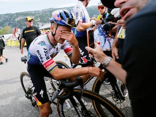 Evenepoel 'trilt van emoties' na triomf in Tour: 'Pogacar volgen is enorme stap'