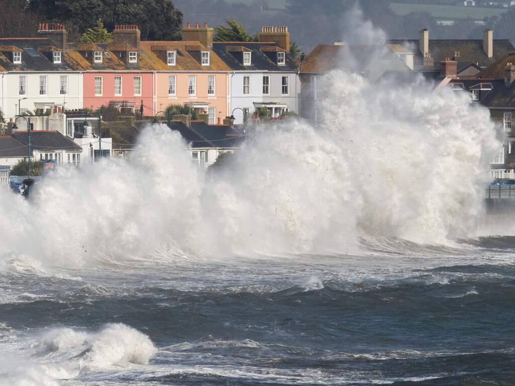 Hoge golven in Cornwall door orkaan Ophelia, in oktober 2017
