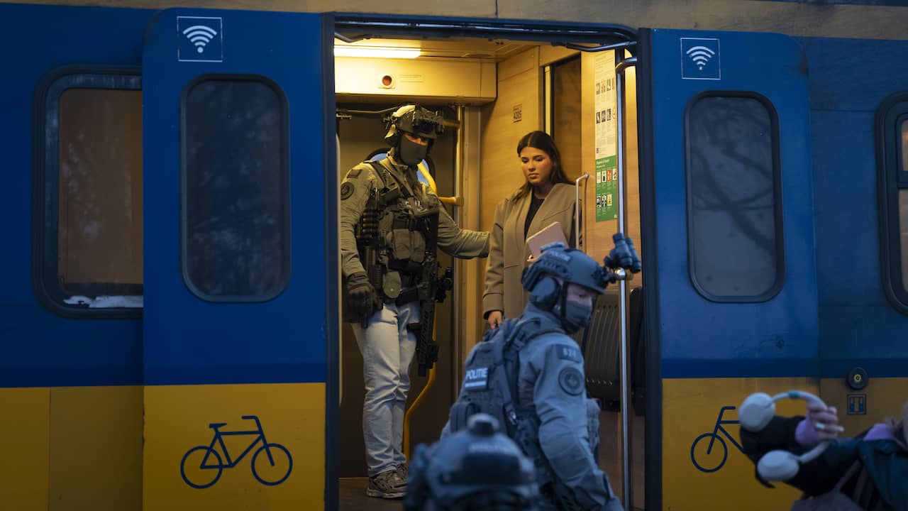 Valse bommelding leidde tot verdachte situatie in trein bij Hilversum, drie arrestaties