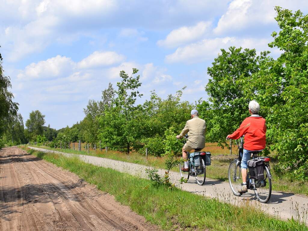 Woensdag 29 mei: Voorbijgaande fietsers in de Brabantse zon.