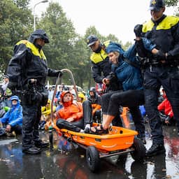 Honderden aanhoudingen bij eerste XR-protest op A12 in maanden