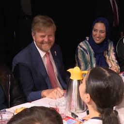 Video | Koningspaar schuift aan bij vrijheidsmaaltijd in Den Haag
