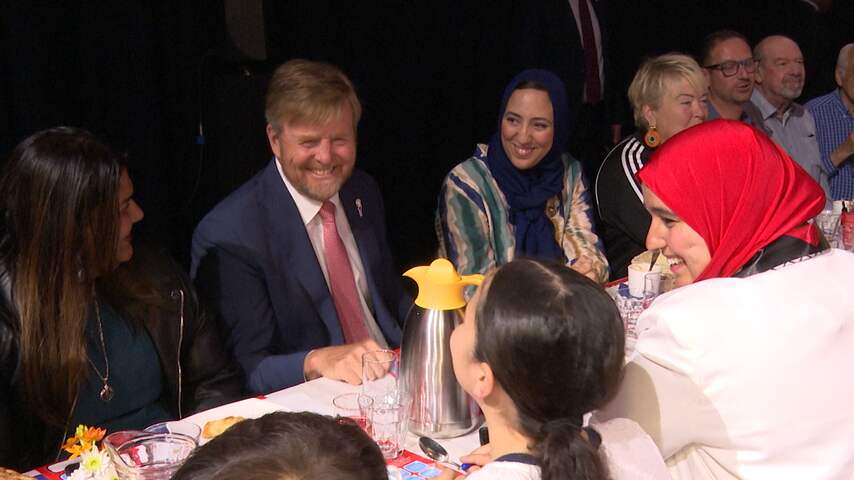 Koningspaar schuift aan bij vrijheidsmaaltijd in Den Haag