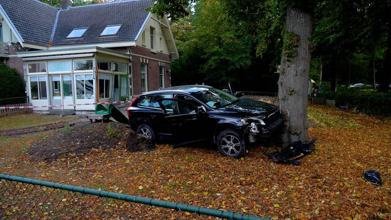 Video | Auto belandt in tuin kinderdagverblijf bij ongeluk in Ermelo