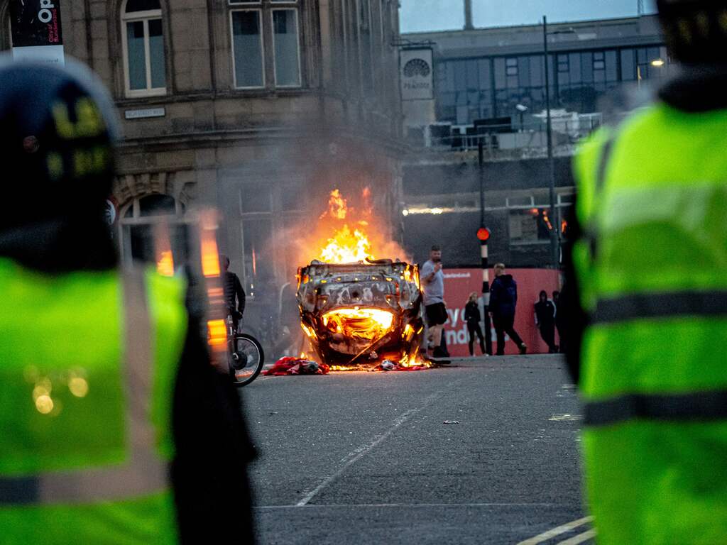 Ruim duizend arrestaties na rellen in Engeland: 'Nog maar net begonnen'