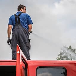 Brand bij autosloperij in Wernhout onder controle, veertig voertuigen vatten vlam