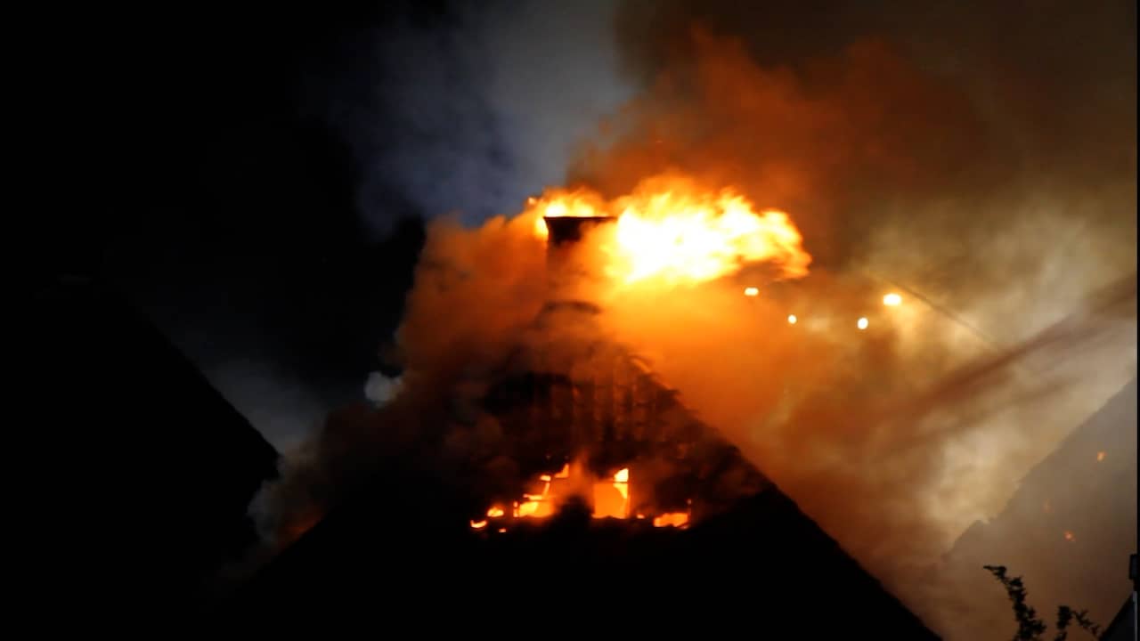 Grote brand legt leegstaand restaurant in Westzaan in as