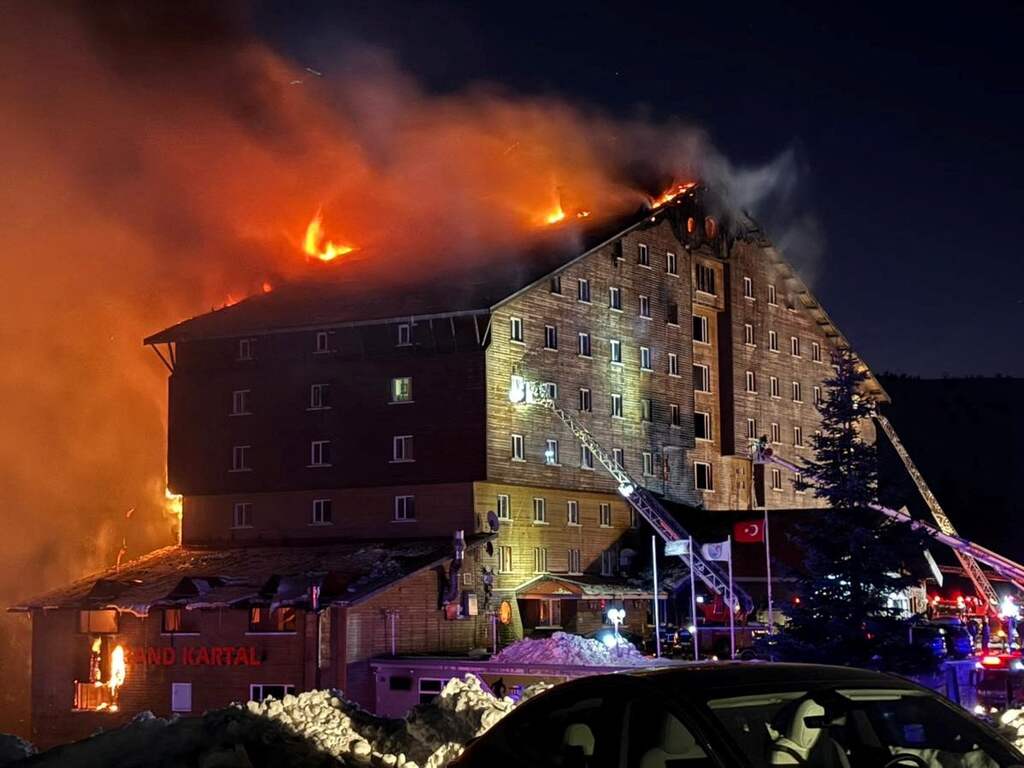 Zeker tien doden bij grote brand in hotel in Turks skigebied