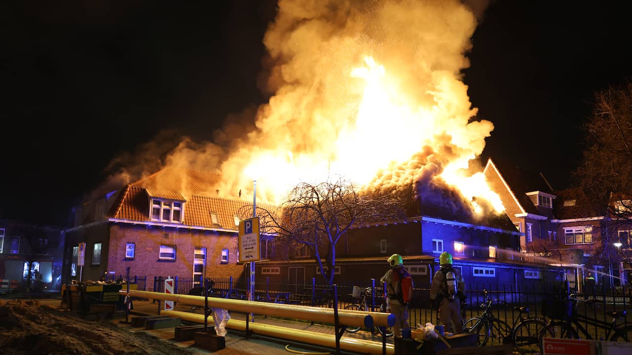 Grote brand verwoest Bethelkerk in Rotterdam | NU.nl