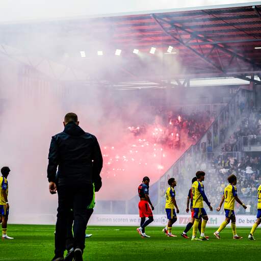 Illustratie bij: Duels in Nederlands profvoetbal voortaan definitief gestaakt bij gooien vuurwerk