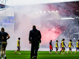 Duels in Nederlands profvoetbal voortaan definitief gestaakt bij gooien vuurwerk