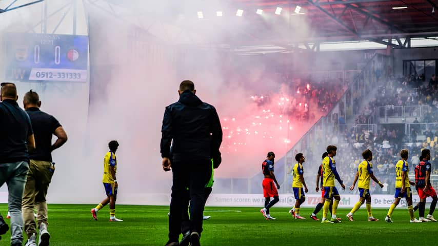 Duels in Nederlands profvoetbal voortaan definitief gestaakt bij gooien vuurwerk