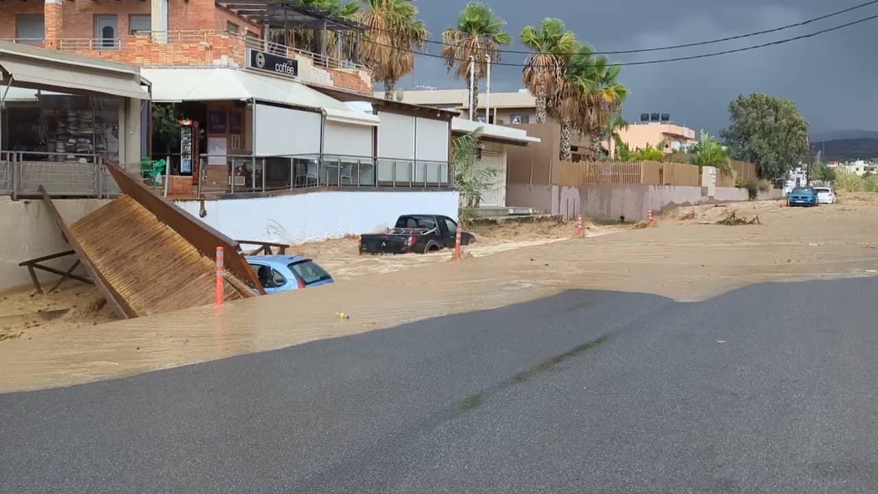 Foto bij Video | Kolkend water sleurt brug en auto's mee op Kreta