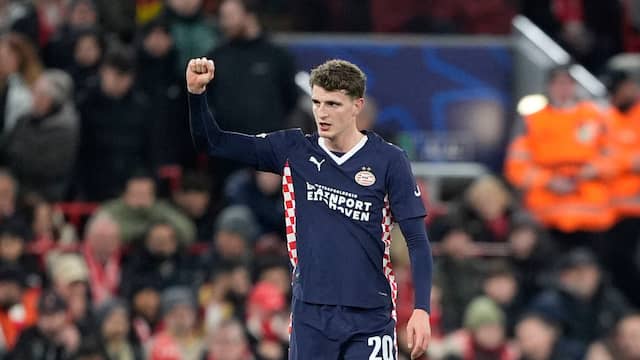 Guus Til loopt slim diep en scoort voor PSV tegen Liverpool