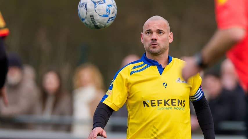 Wesley Sneijder komt als invaller het veld in bij amateurclub in vierde klasse