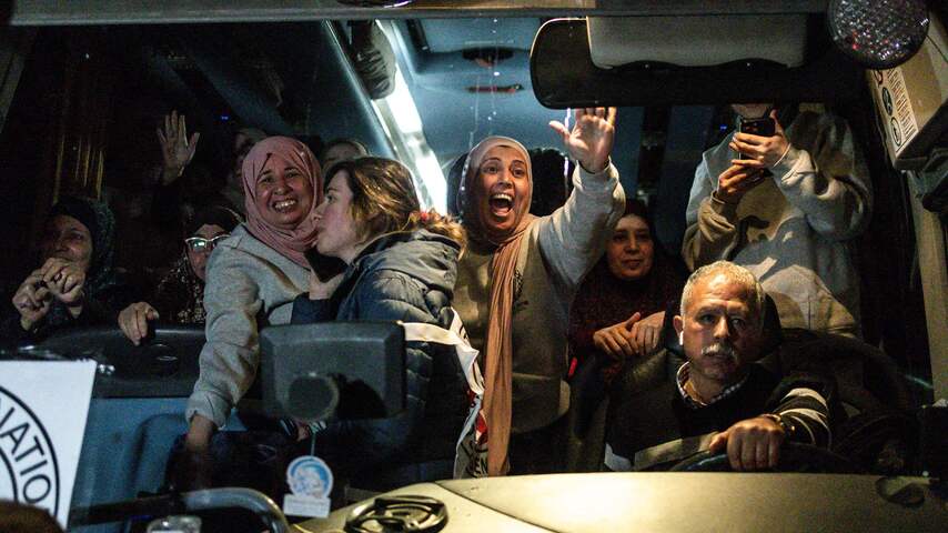 Vrijgelaten Palestijnse gevangenen worden opgewacht door familie