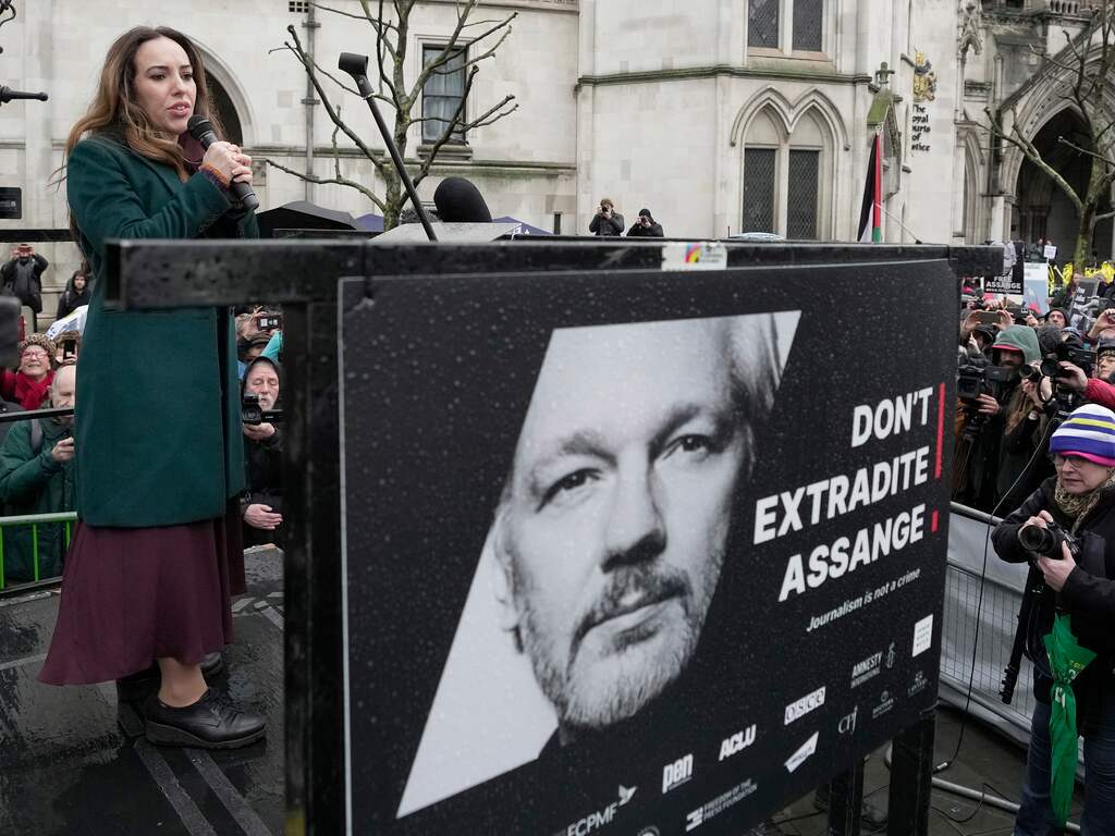 Britse Hoge Hof stelt uitlevering Assange uit, VS moet eerlijk proces garanderen