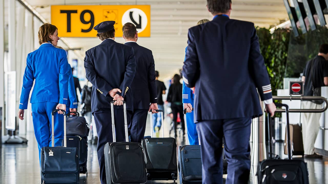 Piloot en steward op Schiphol betrapt met alcohol in bloed, mogen niet vliegen
