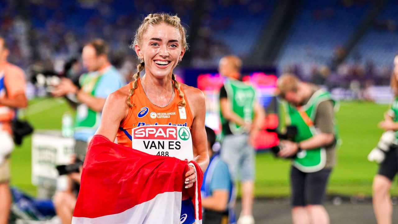 Atlete Van Es verrast op EK met zilveren medaille op 10.000 meter
