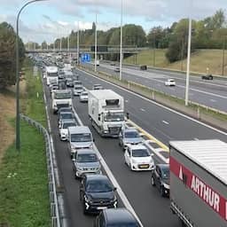 Man die auto dreigde op te blazen op Belgische snelweg heeft zich overgegeven
