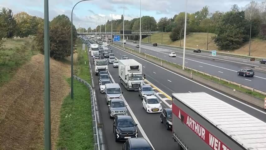 Man die auto dreigde op te blazen op Belgische snelweg heeft zich overgegeven