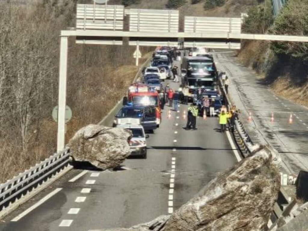 Honderden gestrande mensen opgevangen wegens rotsblokken op Franse weg