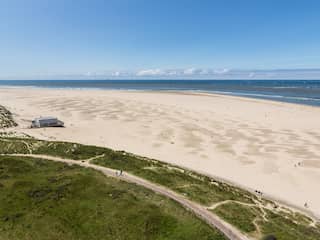 Voorbijganger vindt schoen met voet erin op strand van Texel