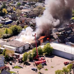 Uitslaande brand bij verhuisbedrijf in woonwijk Apeldoorn, hinder door rook
