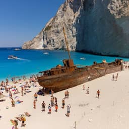 Beroemd strand met scheepswrak op Zakynthos blijft hele zome
