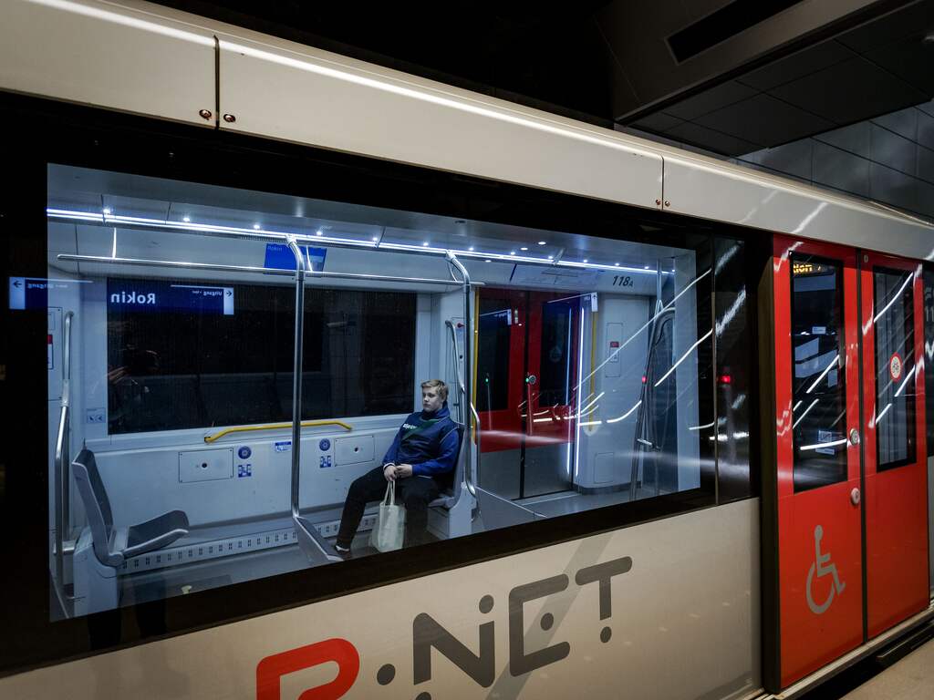 GVB doet aangifte van metrosurfen tegen man die op rijdende metro stond