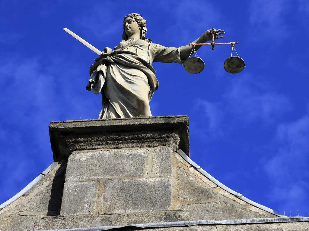 Moeder die dochter uithongerde tot ze overleed in Frankrijk krijgt levenslang