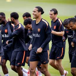 Oranje traint met fitte selectie in regen richting WK-wedstrijd tegen Zweden