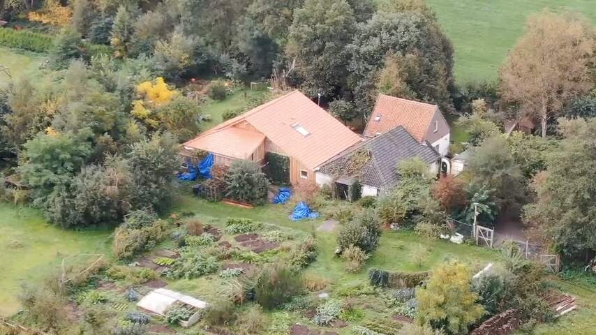 Drone filmt Drentse boerderij waarin gezin jaren verborgen zat