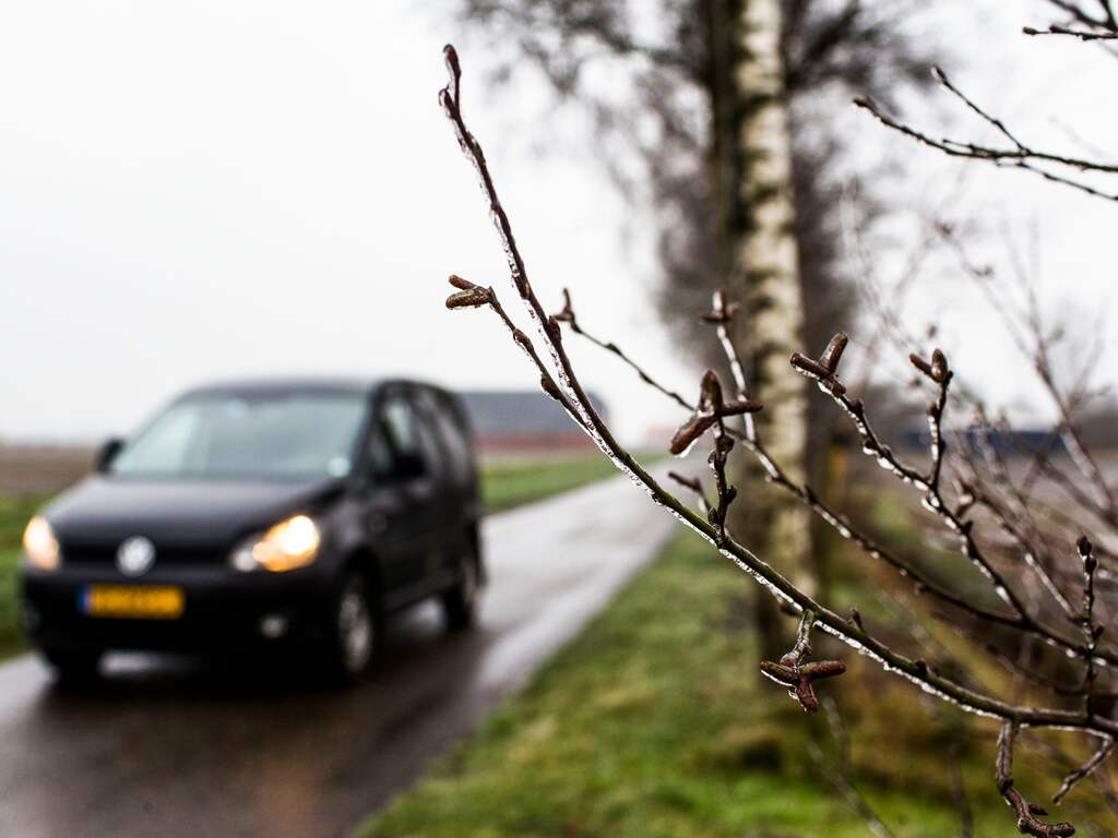 Rijkswaterstaat waarschuwt dat het zeer gevaarlijk is de weg op te gaan in het gebied waar code oranje van kracht is en dat de gladheid nog wel enkele uren aanhoudt.