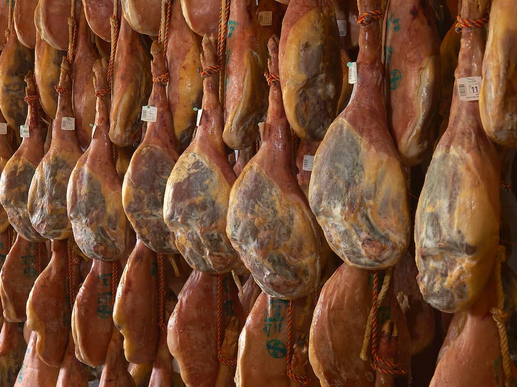 Spanjaard krijgt celstraf voor stelen en doorverkopen van zevenduizend hammen