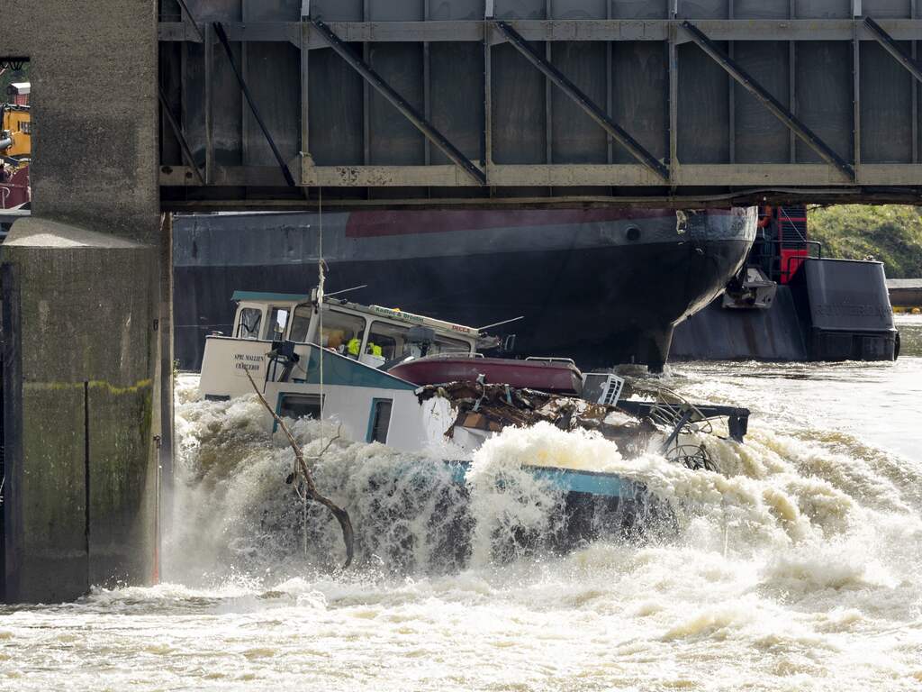 Gezonken vrachtschip bij Maastricht na week leeggepompt en losgetrokken