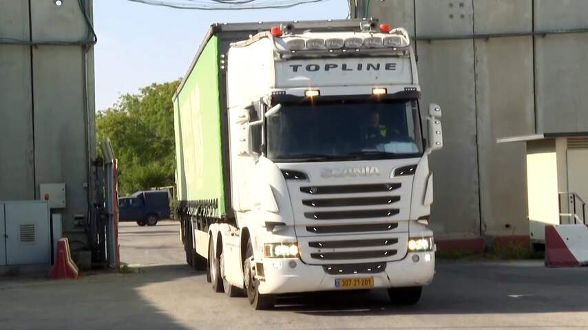 Vrachtwagens met hulp rijden Gaza in terwijl aanvallen doorgaan