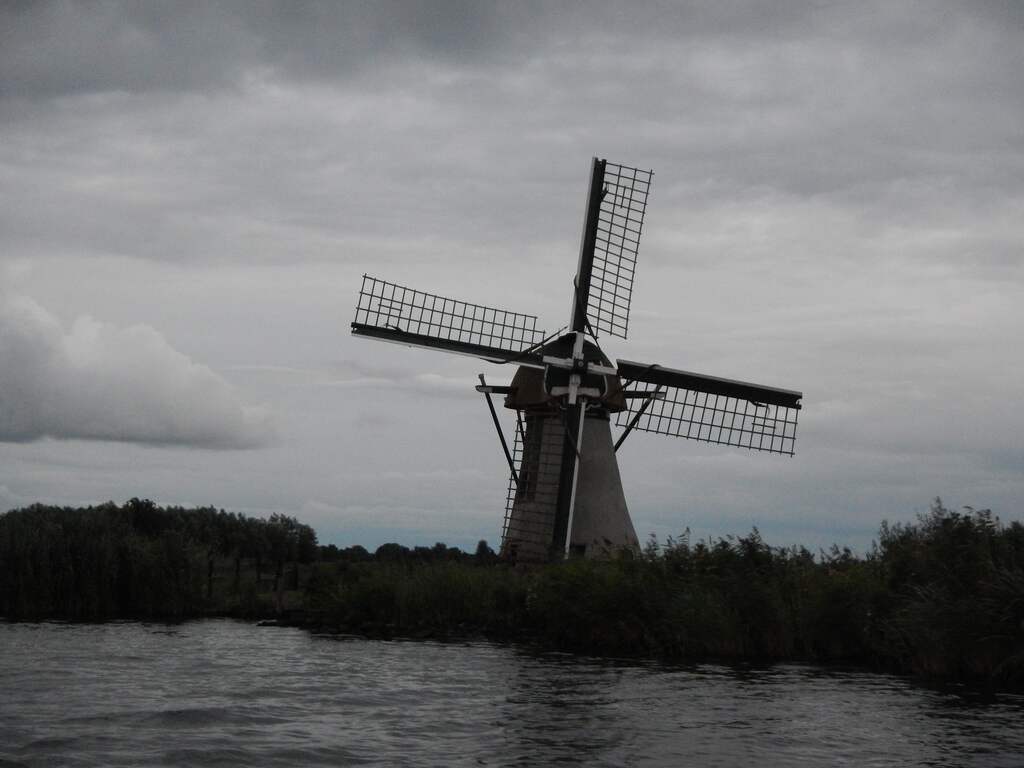 In grote delen van Nederland blijft het vrijdag onophoudelijk regenen.