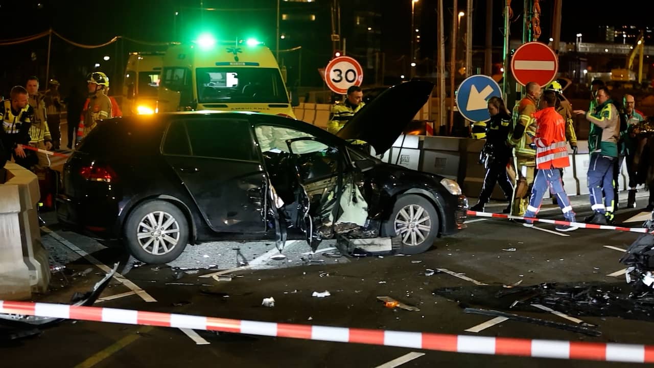 Video | Twee auto’s in de prak na ernstige ongeval in Zaandam